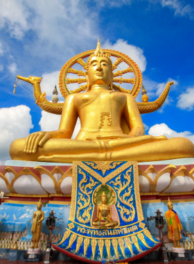 This image shows the iconic Big Buddha statue at Wat Phra Yai in Koh Samui, a majestic 12-meter tall golden Buddha overlooking the island from the temple's hilltop, offering breathtaking views and spiritual significance.