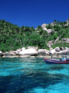 This image shows a group of kayakers exploring the crystal-clear waters of Ang Thong National Park, paddling through caves and around small islands, offering an adventurous and scenic experience in Koh Samui.