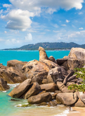 This image shows the famous Grandmother and Grandfather Rocks in Koh Samui, where natural rock formations shaped like human anatomy are set against a backdrop of stunning coastal views, attracting visitors for both photo ops and local folklore.