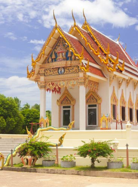 This image shows the mummified monk at Wat Khunaram in Koh Samui, a Buddhist temple where the preserved remains of a revered monk are on display, reflecting Thai Buddhist traditions and offering a moment of reflection for visitors.