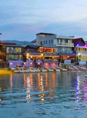 This image shows the Fisherman’s Village Night Market in Koh Samui, bustling with food stalls and visitors. It highlights the vibrant street food scene, with grilled seafood, Thai snacks, and colorful tropical fruit stands in a lively setting.