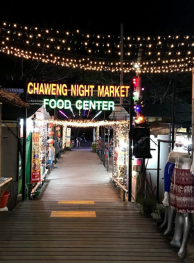 This image shows Chaweng Walking Street in Koh Samui, a bustling market offering an array of street food options. It highlights spicy papaya salads, crispy fried chicken, and sweet mango sticky rice, all enjoyed amidst a lively local vibe.