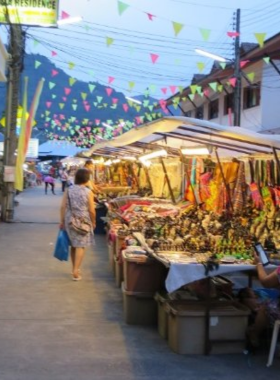 This image shows Lamai Night Plaza in Koh Samui, a lively spot for street food and casual dining. It highlights fresh seafood, flavorful curries, and the vibrant bar scene, creating an energetic and inviting atmosphere for food lovers.