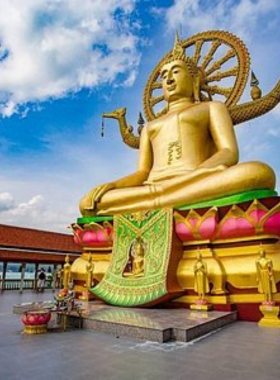 This image shows the majestic 12-meter-tall Buddha statue at Wat Phra Yai in Koh Samui. The iconic temple offers stunning views of the island, making it a must-visit cultural and spiritual destination for travelers seeking peace and serenity.