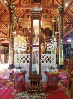 This image shows the historic Wat Si Don Chai temple in Pai, featuring intricate red and gold architecture. The temple, which dates back over 700 years, is one of the oldest in the area and is surrounded by lush gardens and peaceful surroundings. The ornate details and spiritual ambiance make it a must-visit cultural landmark in Pai, attracting both locals and visitors seeking serenity.