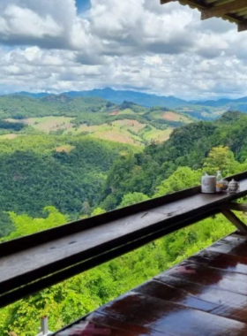 This image shows the breathtaking view from Ban Jabo Village, with misty valleys, green mountains, and traditional wooden houses. The village offers a peaceful retreat and is perfect for photography, capturing the beauty of Pai’s rural landscape. It’s a popular spot for those wanting to escape to a serene location, offering both tranquility and scenic charm.