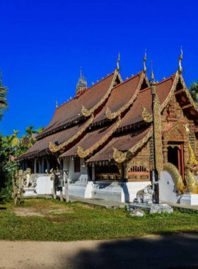 This image shows Wat Sri Don Chai, an ancient temple in Pai, with its golden exterior and intricate designs. The temple is a cultural and historical landmark, attracting visitors who wish to learn about Pai’s religious heritage. The peaceful atmosphere and beautiful architecture make it a great place for reflection and spiritual exploration.