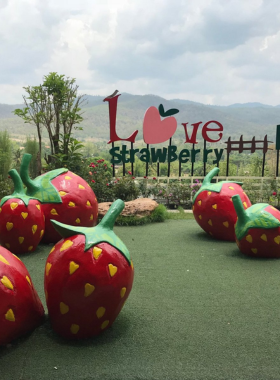 This image shows Love Strawberry Pai, a quirky strawberry-themed park where visitors can enjoy fresh strawberry treats and take fun photos. The park is filled with colorful decorations, offering a playful and unique atmosphere for families and couples. With its charming landscape and delicious offerings, it’s a popular spot for relaxation and lighthearted enjoyment.