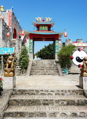 This image shows Santichon Village in Pai, a cultural village known for its Chinese heritage. Visitors can explore traditional clay houses, enjoy authentic Yunnan cuisine, and learn about the history of the village’s settlers. The peaceful setting, surrounded by mountains, offers a unique cultural experience, making it a fascinating stop for those interested in Pai’s multicultural influences.