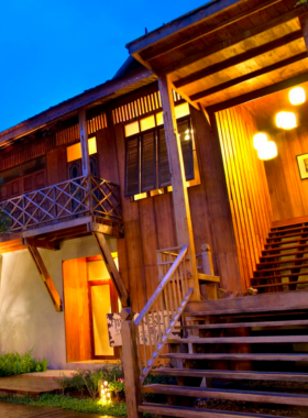 This image shows Hotel Des Artists Rose of Pai, a boutique hotel known for its artistic décor and cozy atmosphere. The hotel offers delicious Thai cuisine, a lobby lounge, and spacious rooms. Its unique design and exceptional service make it a fantastic choice for travelers seeking both culture and comfort during their stay in Pai.