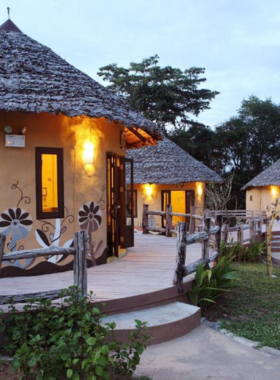 This image shows Mari Pai Resort, a family-friendly resort offering spacious rooms with panoramic views of Pai’s stunning landscape. The resort is designed for larger groups, including mobile home-style rooms, and provides a comfortable atmosphere with air conditioning, free breakfast, and easy access to Pai’s attractions.