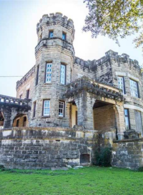 This image shows the historic McCulloch House in Waco, showcasing 19th-century architectural elegance. Visitors on a guided tour learn about the history of the home and the lives of its past inhabitants, gaining insights into Waco’s past.