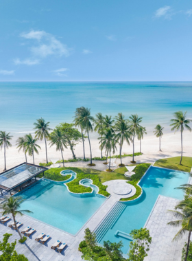 This image shows a luxurious resort on Ko Samui, Thailand, with stunning views of the beach and ocean. The high-end villas, spa treatments, and scenic surroundings create a peaceful and relaxing retreat for travelers.