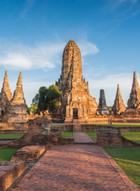 This image shows the ancient ruins of Ayutthaya, Thailand, with crumbling temples and statues reflecting the city’s rich history as the capital of the Kingdom of Siam. Visitors can explore these historic landmarks that tell the story of Thailand’s past.