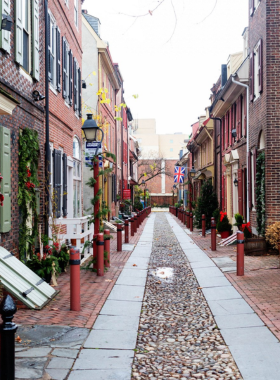 This image shows Elfreth’s Alley, the oldest residential street in America. Located in Philadelphia, it features 18th-century homes and is a peaceful, charming place to explore the city’s history and Colonial-era architecture.