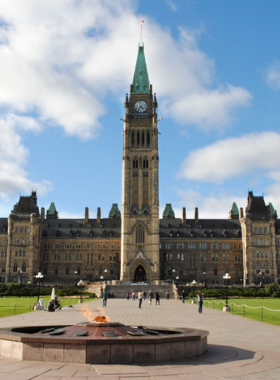 This image shows the beautiful Parliament Hill in Ottawa, the heart of Canada’s political landscape. The iconic buildings sit majestically against the backdrop of the Ottawa River. Visitors can explore the grand structure, enjoy guided tours, and witness the Changing of the Guard ceremony in summer. With its historical significance, it is one of the top attractions in Ottawa, providing stunning views of the city’s skyline and making it a perfect spot for anyone visiting Canada’s capital.