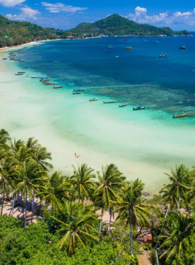 This image shows the breathtaking sunset over Sairee Beach, with fiery hues reflecting off the calm waters. As Koh Tao’s longest and most vibrant beach, it’s a fantastic spot for capturing dynamic landscape photography and beach life. The golden hour at Sairee Beach is the perfect time for photographers to capture the beauty of the setting sun.