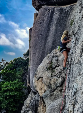 This image shows an adventurer trying rock climbing on Koh Tao’s rugged cliffs. The island offers various climbing routes with stunning views, making it a perfect challenge for outdoor enthusiasts. With professional guidance, climbers can safely enjoy the thrill of scaling Koh Tao’s natural landscapes.