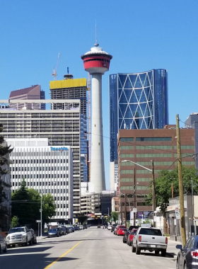 This image shows the breathtaking panoramic view from the Calgary Tower’s observation deck. From this iconic landmark, you can see the beautiful skyline of downtown Calgary, the winding Bow River, and the distant Rocky Mountains, offering a 360-degree view of the city. It’s an incredible spot to take in the natural and urban beauty of Calgary, making it one of the top must-see attractions for anyone visiting the city.