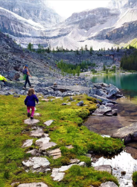 This image shows the stunning natural scenery of Banff National Park, located just outside of Calgary. The crystal-clear turquoise waters of Lake Louise, surrounded by snow-capped mountains and lush forests, create a perfect escape into nature. Whether it’s summer or winter, the park offers an array of outdoor activities like hiking, skiing, and sightseeing, making it a popular destination for both adventure lovers and those seeking tranquility in the beauty of the Canadian Rockies.