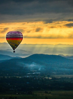 This image shows a hot air balloon soaring above the ancient ruins of Sukhothai. Visitors enjoy a bird’s-eye view of the historical park, rice fields, and countryside, with breathtaking photo opportunities as they experience the beauty and history of Sukhothai from the skies.