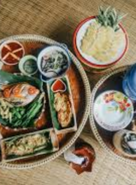 This image shows a delicious plate of Sukhothai’s traditional dishes, including Kuay Tiao Sukhothai, a flavorful noodle dish, and Khao Soi, a rich coconut-based curry. Street food markets offer authentic flavors, providing an unforgettable culinary experience that reflects the region’s cultural heritage.