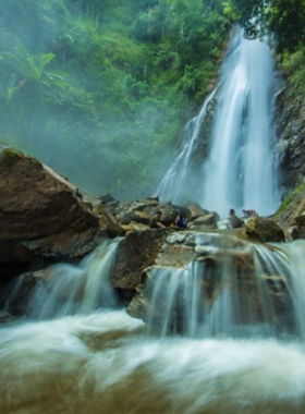 Khun-Korn-Waterfall-Trekking This image shows the breathtaking Khun Korn Waterfall in Chiang Rai, set amidst lush jungle. The waterfall, accessible via a 1.4 km trek, is a serene and beautiful spot for nature lovers looking to experience the calm of the forest.