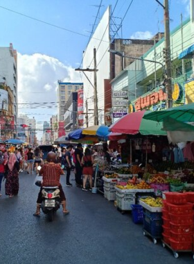 Shopping at Kim Yong Market This image shows that Kim Yong Market is a lively, bustling market in Hat Yai filled with a variety of local goods, street food, and souvenirs. The market’s narrow lanes are lined with fresh produce, clothing, and Thai snacks, offering an authentic shopping experience for both tourists and locals.