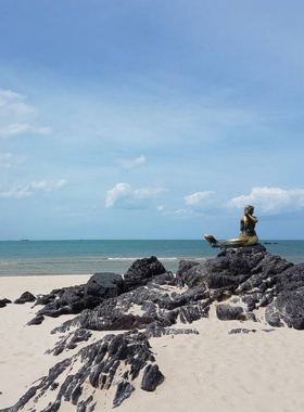Samila Beach Golden Mermaid Statue This image shows that Samila Beach in Hat Yai is known for its scenic beauty, featuring golden sands and the famous Golden Mermaid Statue. Visitors can relax by the beach, take a peaceful stroll, or enjoy the breathtaking views of the coastline. It’s a perfect spot for unwinding and soaking in the natural surroundings.
