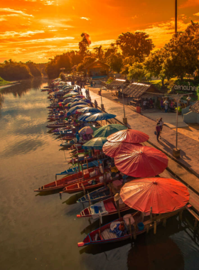 Khlong Hae Floating Market This image shows that Khlong Hae Floating Market in Hat Yai is a unique market where vendors sell food and goods from boats along a canal. The market offers a chance to enjoy traditional Thai delicacies, local snacks, and shop for handmade goods while experiencing a colorful and authentic floating market atmosphere.