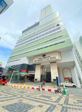 Lee Garden Plaza Shopping This image shows that Lee Garden Plaza in Hat Yai is a bustling shopping mall filled with trendy stores, restaurants, and cafes. It’s a popular destination for shopping, dining, and entertainment. Whether looking for fashion or local food, visitors can enjoy a range of activities in this lively, modern plaza.
