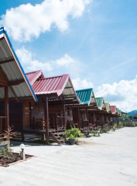 This image shows the tranquil riverside setting of Khlong Hae Resort, surrounded by lush greenery and featuring traditional-style accommodation. The natural beauty highlights the eco-friendly focus of the resort, making it an ideal retreat for nature lovers in Hat Yai.