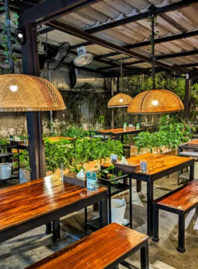 This image showcases the rustic and homey vibe of Tong Tem Toh, a Northern Thai restaurant in Hat Yai specializing in unique dishes like khao soi (Northern Thai curry noodles) and sai ua (grilled pork sausage). The restaurant’s cozy setting and flavorful offerings make it a great place to explore the distinctive tastes of Northern Thailand.