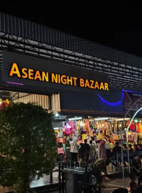 This image shows the lively ASEAN Trade Bazaar in Hat Yai, with vibrant stalls offering affordable fashion, handmade items, and a variety of delicious local and regional dishes for an exciting cultural shopping experience.