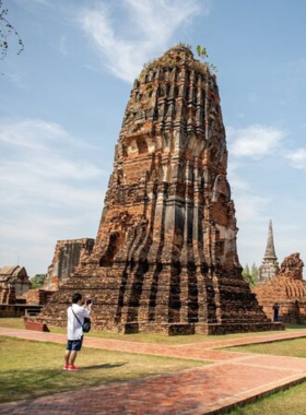 This image shows tourists kayaking along the Chao Phraya River, exploring Ayutthaya’s ancient ruins and temples from the water. Paddling past centuries-old structures, visitors enjoy a unique view of the historical city. The calm waters and scenic surroundings provide a peaceful yet adventurous experience, combining history, nature, and activity. The tranquil atmosphere adds a special touch to this exploration, making it a perfect way to see Ayutthaya’s historical landmarks up close.