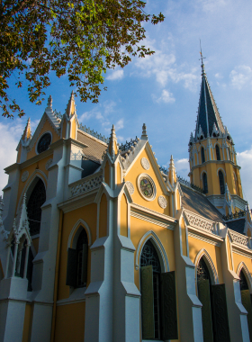  This image shows the Wat Niwet Thammaprawat temple in Ayutthaya, Thailand, featuring its unique neo-Gothic design. The stained-glass windows and intricate European-style architecture make it stand out among traditional Thai temples.