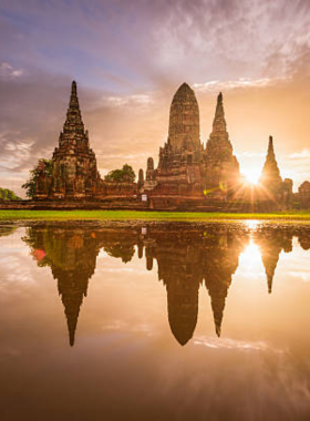 This image shows the iconic Wat Chaiwatthanaram temple bathed in golden sunset light. The ancient brick ruins and tall spires reflect Ayutthaya’s architectural grandeur and historical significance.