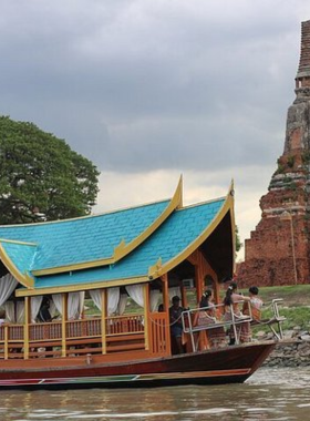 This image shows a serene boat tour through Ayutthaya’s canals. Visitors can see riverside temples, lush greenery, and traditional houses, enjoying the city’s history from a unique perspective.