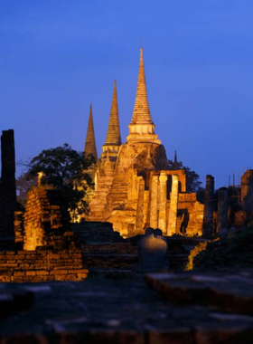 This image shows the iconic chedis of Wat Phra Si Sanphet, standing tall amidst an open field with patches of greenery. The ancient structure is a perfect example of Ayutthaya’s architectural grandeur set against a serene natural backdrop.