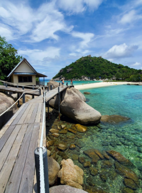 This image shows the iconic sandbars of Koh Nang Yuan, as seen from the viewpoint. The bird’s-eye view captures the stunning turquoise waters and the merging of land and sea. Ideal for panoramic shots and aerial photography, this viewpoint is a must-visit for photographers wanting to capture one of Thailand’s most picturesque landscapes.