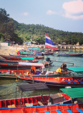 This image shows the rustic charm of Mae Haad Pier, with colorful fishing boats and local shops. This busy hub of activity offers a wealth of opportunities for street and rustic photography, showcasing Koh Tao’s laid-back island lifestyle. Visitors can capture the essence of local culture while exploring the pier’s hidden angles and perspectives.