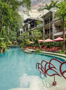 This image shows guests participating in a calming yoga session at AnandaDara Ubud Resort & Spa. Surrounded by the serene beauty of Ubud’s nature, the resort offers wellness activities, an infinity pool, and a variety of rejuvenating spa treatments. The peaceful environment makes it the perfect retreat for relaxation and wellness-focused guests.