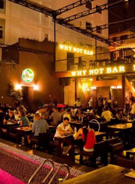 This image shows Why Not Bar in Nha Trang, a lively spot for tourists and locals. The beachy decor, vibrant dance floor, and enthusiastic crowd enjoying affordable drinks create a fun and energetic atmosphere.