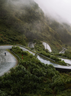 This image shows that the Ha Giang Loop, one of Vietnam’s most scenic motorbike routes, takes travelers through remote villages and towering mountain landscapes. The dramatic views and winding roads offer an unforgettable adventure, showcasing the region’s stunning natural beauty and the rich culture of northern Vietnam.