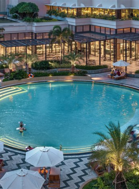 This image shows the luxurious swimming pool at Lotte Hotel Saigon, with stunning views of the city skyline. The hotel offers premium services, including a relaxing spa, a variety of dining options, and comfortable rooms. Whether you’re on a business trip or leisure vacation, Lotte Hotel ensures an enjoyable and convenient stay with top-tier amenities and services.