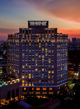 This image shows the tranquil spa area at Hotel Nikko Saigon, offering a relaxing environment for guests to unwind. The hotel provides top-tier services, including a shuttle service to the city center, airport transfers, and a variety of dining options. With its spacious and minimalist rooms, the hotel is ideal for guests looking for both comfort and convenience in Ho Chi Minh City.