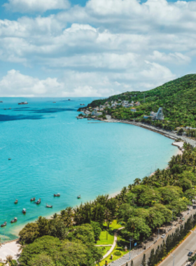 This image shows Vung Tau, a coastal city known for its beautiful beaches and stunning views. Photographers can capture vibrant fishing villages, bustling harbors, and breathtaking sunsets along the coast. The mix of natural beauty and cultural scenes makes Vung Tau an excellent location for both landscape and cultural photography. Whether it’s capturing the serenity of the beach or the energy of the fishing villages, Vung Tau offers endless opportunities for stunning photos.