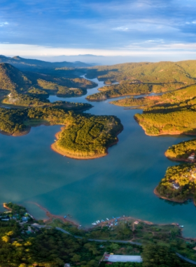 This image shows Tuyen Lam Lake in Dalat, a peaceful and tranquil location surrounded by pine trees and rolling hills. The calm waters of the lake reflect the sky, creating a serene and picturesque setting perfect for nature photography. Whether capturing misty mornings or clear afternoons, the tranquil atmosphere of Tuyen Lam Lake provides an ideal environment for photographers to snap stunning shots of Vietnam’s natural beauty.