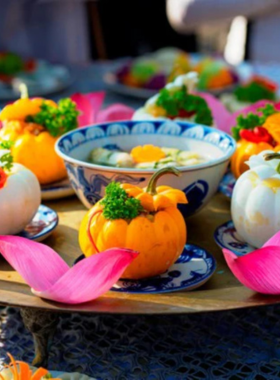 This image shows that Che Hue is a traditional Vietnamese dessert popular in Hue, made with sticky rice, beans, coconut milk, and fruit. The colorful dessert is beautifully presented in a bowl, reflecting its sweet and refreshing appeal. Shaved ice on top adds a cooling touch, perfect for hot days. The image captures the unique textures and vibrant flavors of this dessert, making it a delightful treat for visitors to Hue.