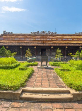 : This image shows that the Museum of Royal Antiquities in Hue is a treasure trove of Vietnam’s imperial heritage. The exhibits in the image include intricate furniture, ceremonial costumes, and ancient artifacts that tell the story of the Nguyen Dynasty. The serene museum setting allows visitors to immerse themselves in history and appreciate the craftsmanship and culture of Vietnam’s royal era.